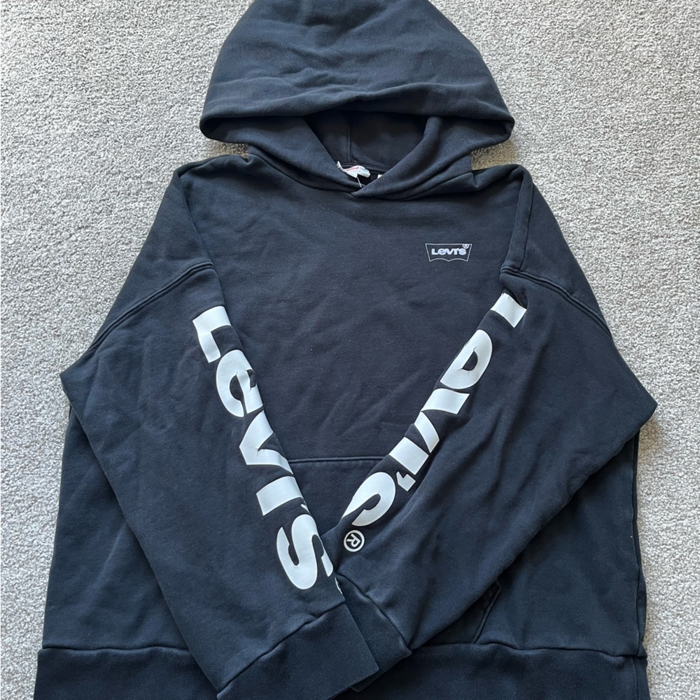 Black Levi’s sweatshirt